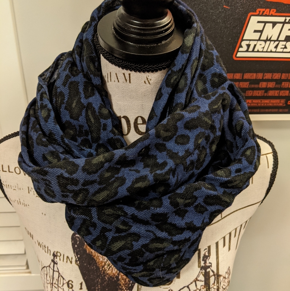 **SOLD** X3 Scarf Bundle! - Picture 7 of 12